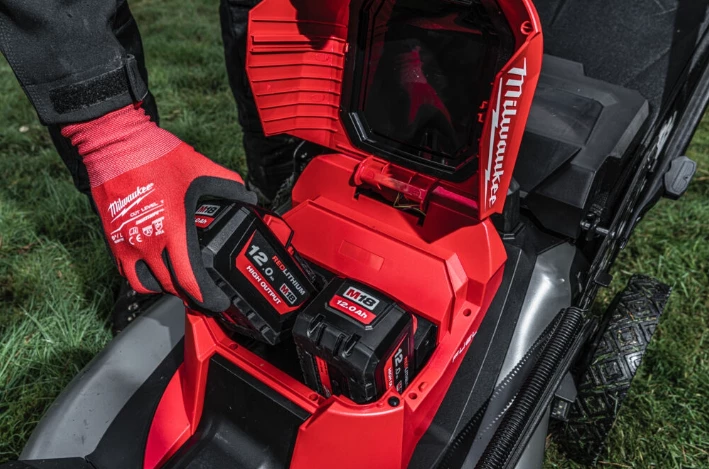 Kosiarka akumulatorowa M18 F2LM53-122 FUEL™ (2X18V) ze wspomaganiem prowadzenia i szerokością koszenia 53 cm 18 V 2x 12 Ah