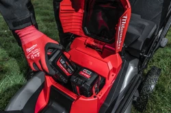 Kosiarka akumulatorowa M18 F2LM53-122 FUEL™ (2X18V) ze wspomaganiem prowadzenia i szerokością koszenia 53 cm 18 V 2x 12 Ah